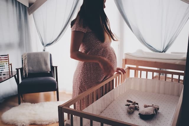 Ein hochfloriger Teppich sieht in einem Babyzimmer sehr gemütlich aus und bietet zugleich Isolierung.